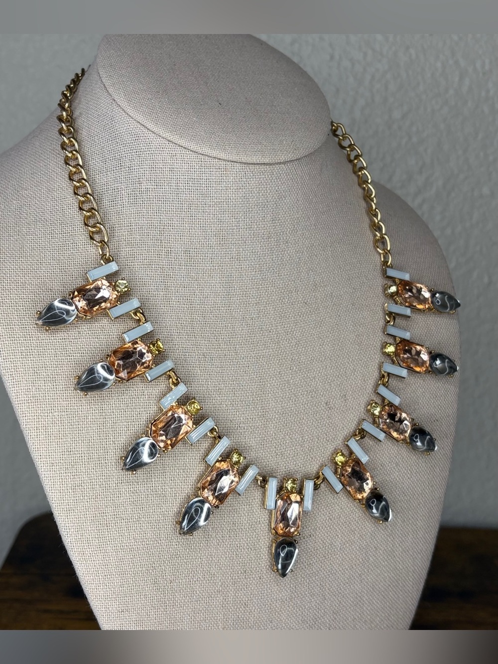 Stunning Gold Tone Champagne Rhinestone Statement Bib Necklace - Picture 4 of 7